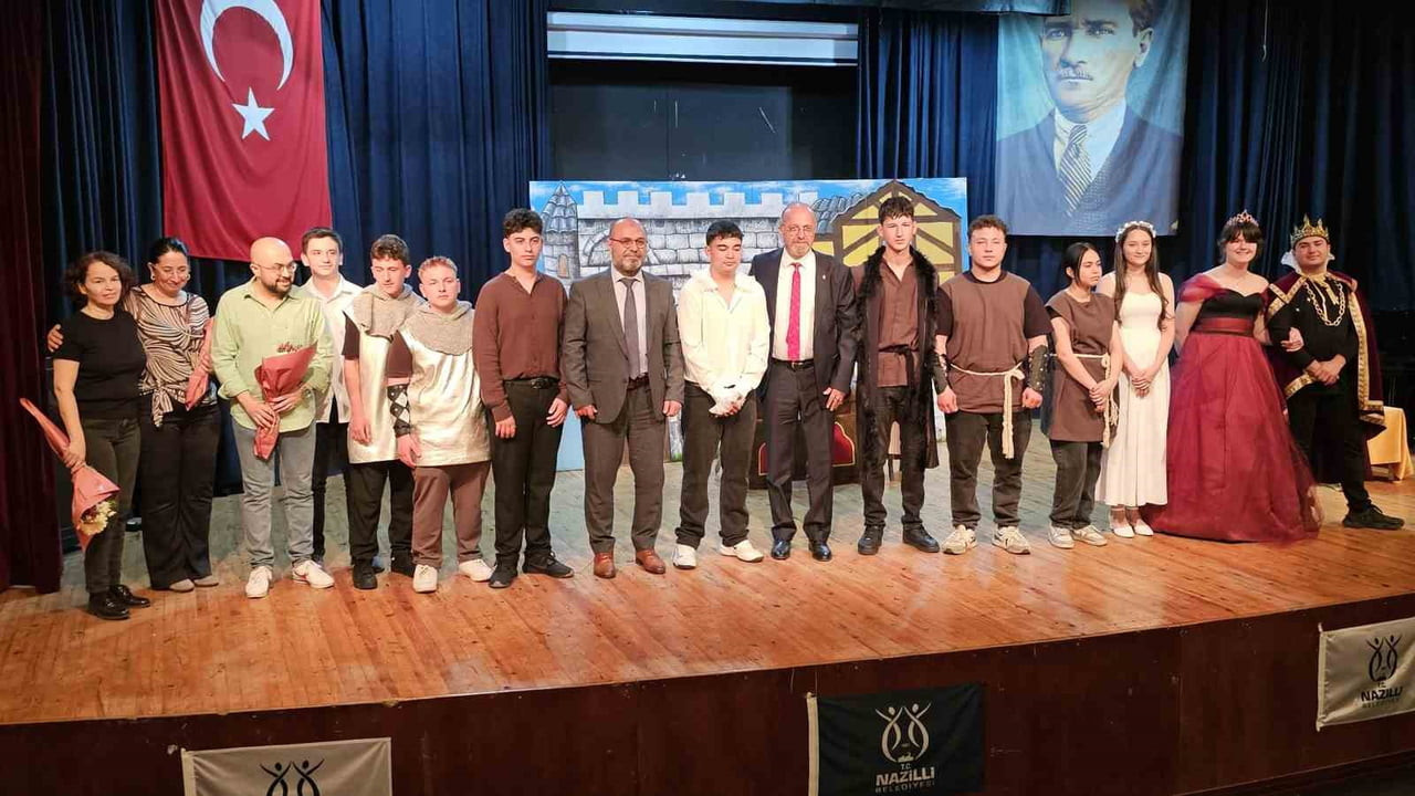 MESLEK LİSELİLER ‘HAMLET’LE SAHNEYE ÇIKTI