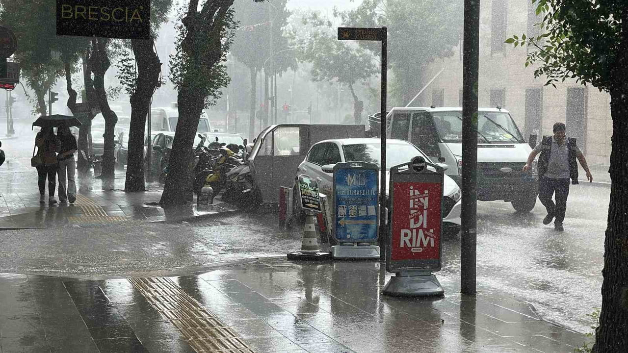 METEOROLOJİ GENEL MÜDÜRLÜĞÜ'NÜN UYARIDA BULUNDUĞU BURDUR'DA SAĞANAK YAĞIŞ ETKİLİ OLURKEN...