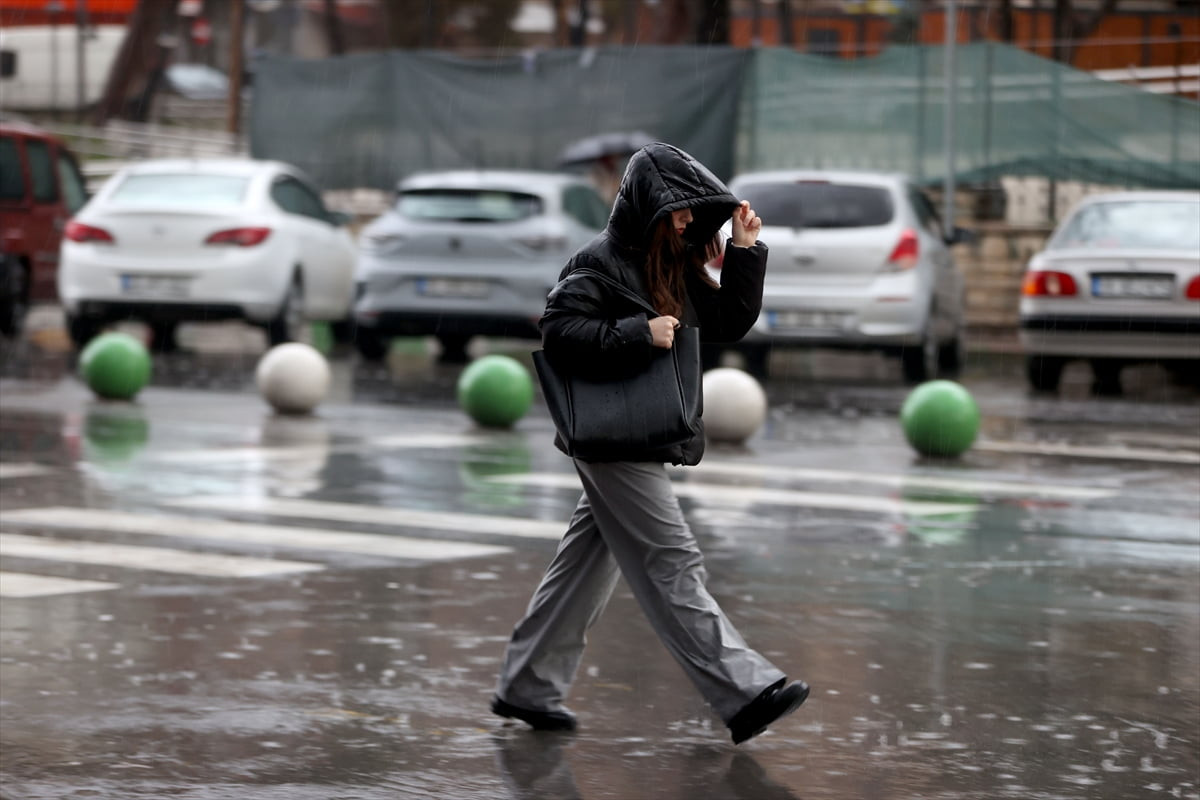 Meteoroloji Genel Müdürlüğünün "sarı" kodlu uyarıda bulunduğu Kırklareli'nde gök gürültülü...