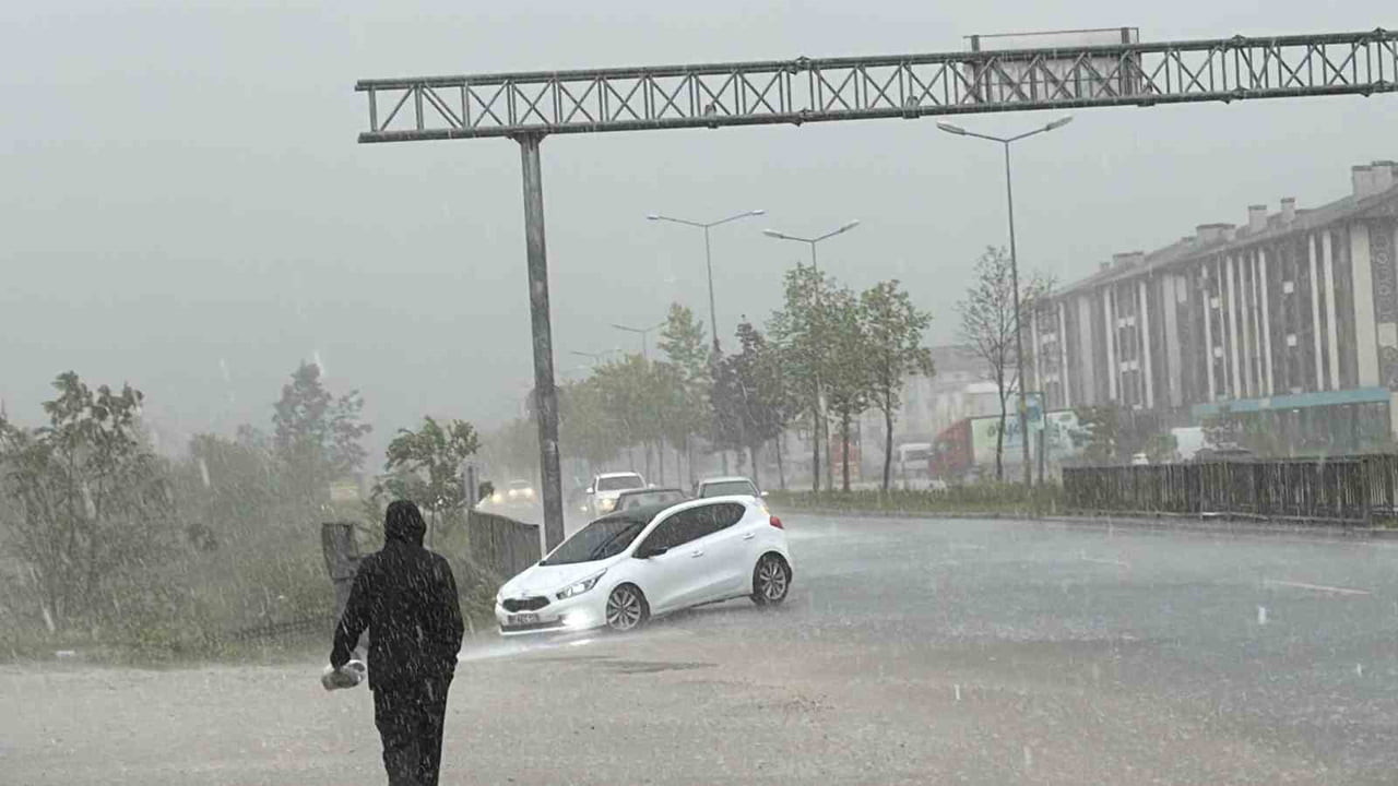 METEOROLOJİ GENEL MÜDÜRLÜĞÜ’NÜN UYARILARININ ARDINDAN DÜZCE’DE ETKİLİ OLAN ŞİDDETLİ SAĞANAK HAYATI...