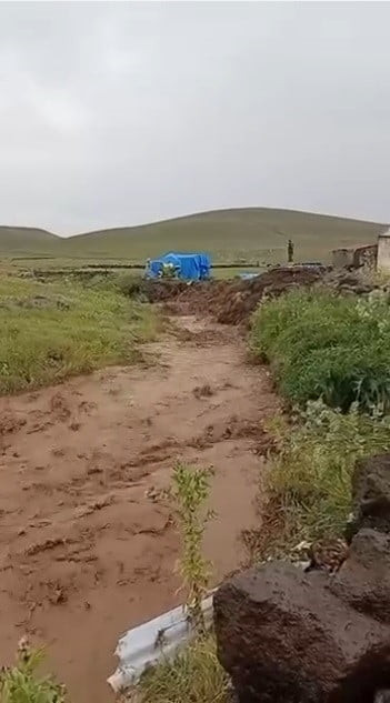METEOROLOJİ'NİN KUVVETLİ SAĞANAK VE SEL UYARISINDA BULUNDUĞU KARS'IN KAĞIZMAN İLÇESİNDE BİR KÖYDE...