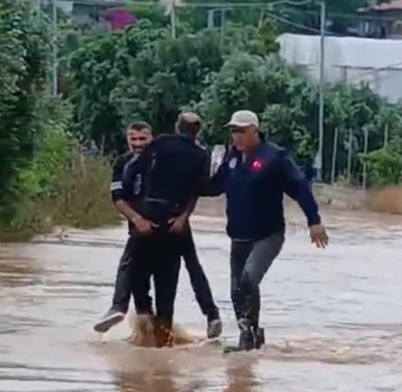 METEOROLOJİNİN KUVVETLİ YAĞIŞ UYARISININ ARDINDAN ERDEMLİ’DE BEKLENEN SAĞANAK ETKİLİ OLURKEN...