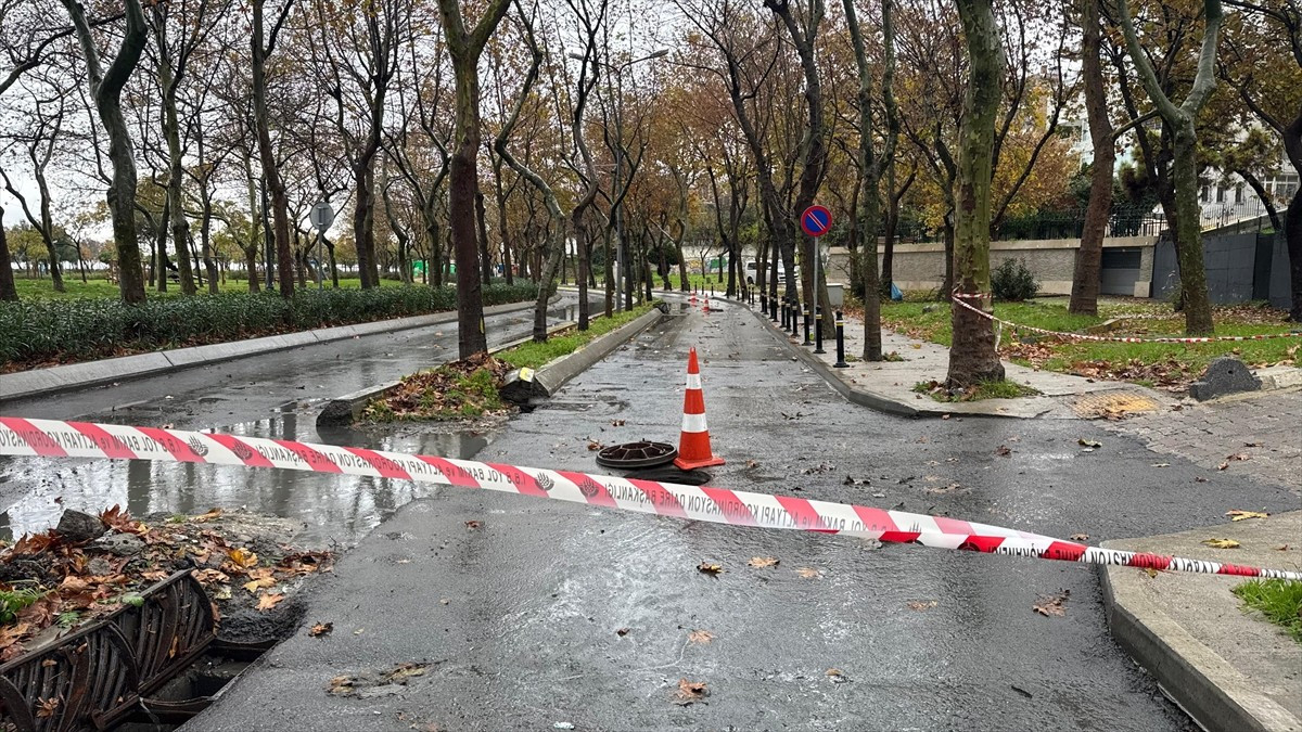 Meteorolojinin uyarılarının ardından İstanbul'un bazı ilçelerinde aralıklarla kuvvetli yağış...
