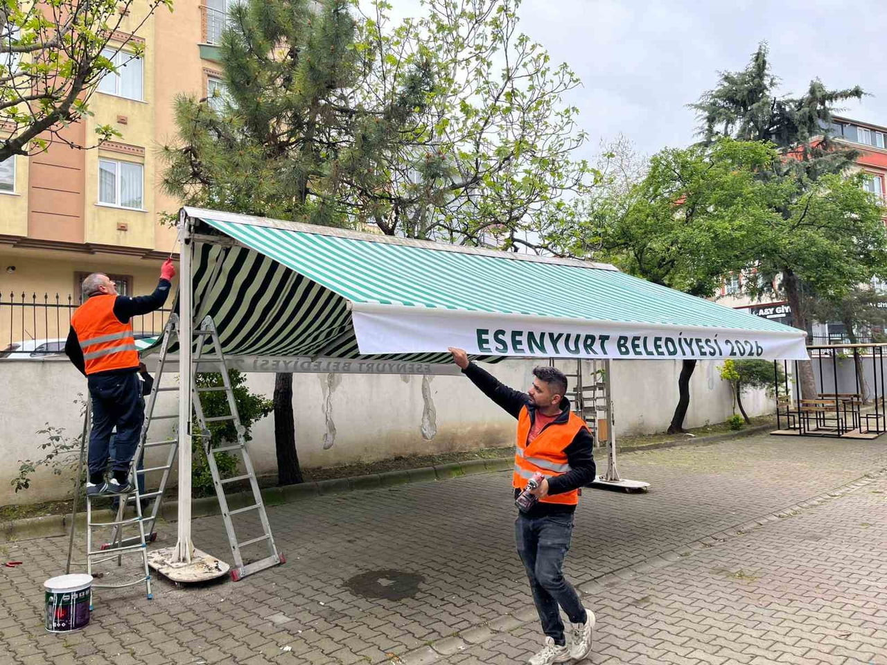 MEVCUT CAMİLERDE ESKİYEN VE YIPRANAN TENTELER YENİLENİYOR.
