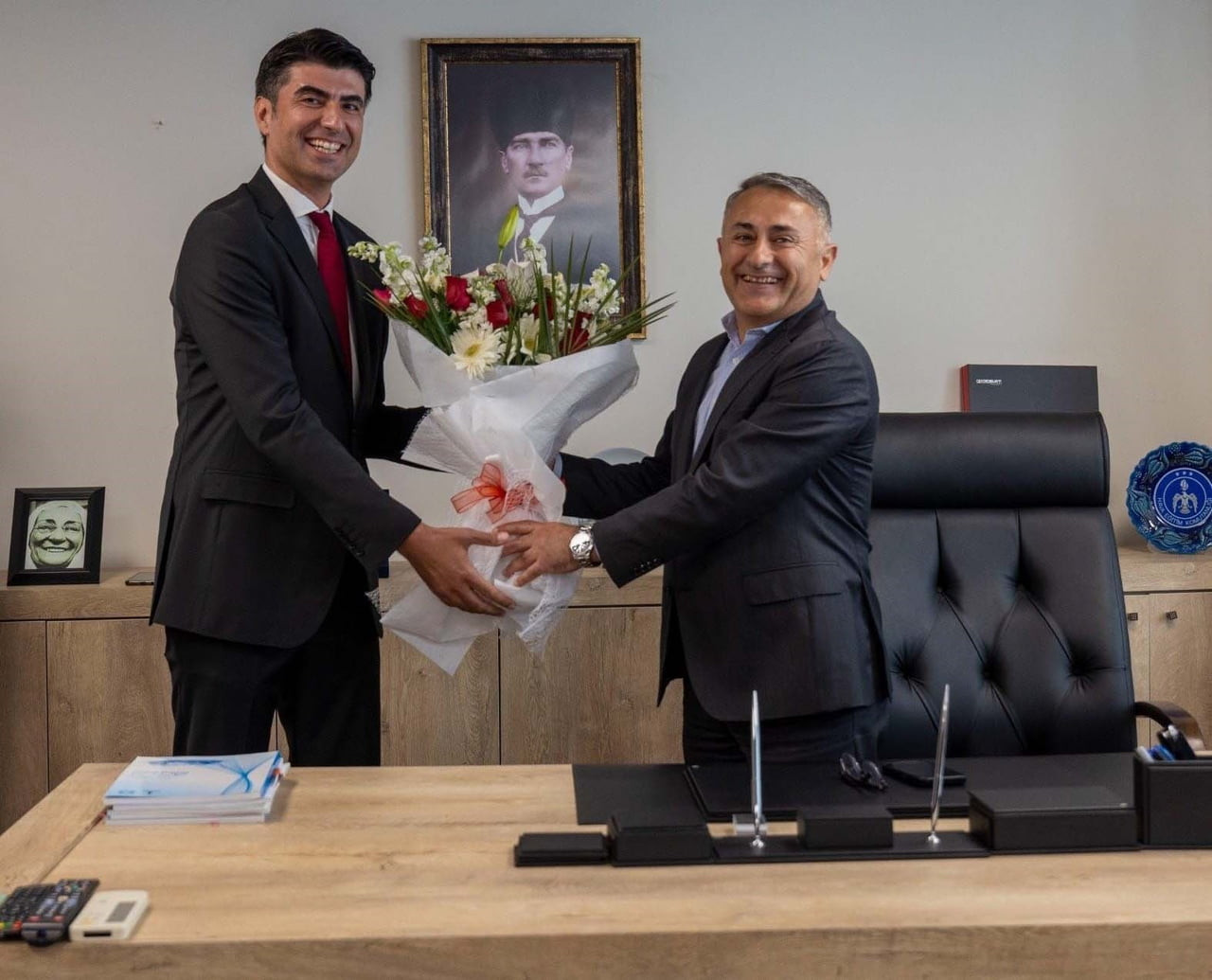 MEVCUT İZSU GENEL MÜDÜRÜ GÜRKAN ERDOĞAN (SOLDA) VE ESKİ İZSU GENEL MÜDÜRÜ ALİ HIDIR KÖSEOĞLU...