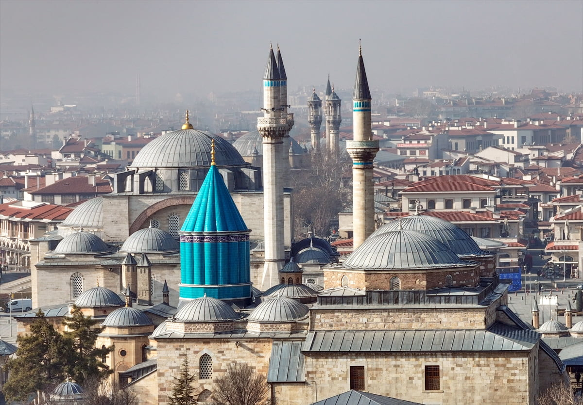 Mevlevi dervişlerinin günlük yaşamda ve sema mukabelesinde kullandıkları, aralarında yüzlerce...