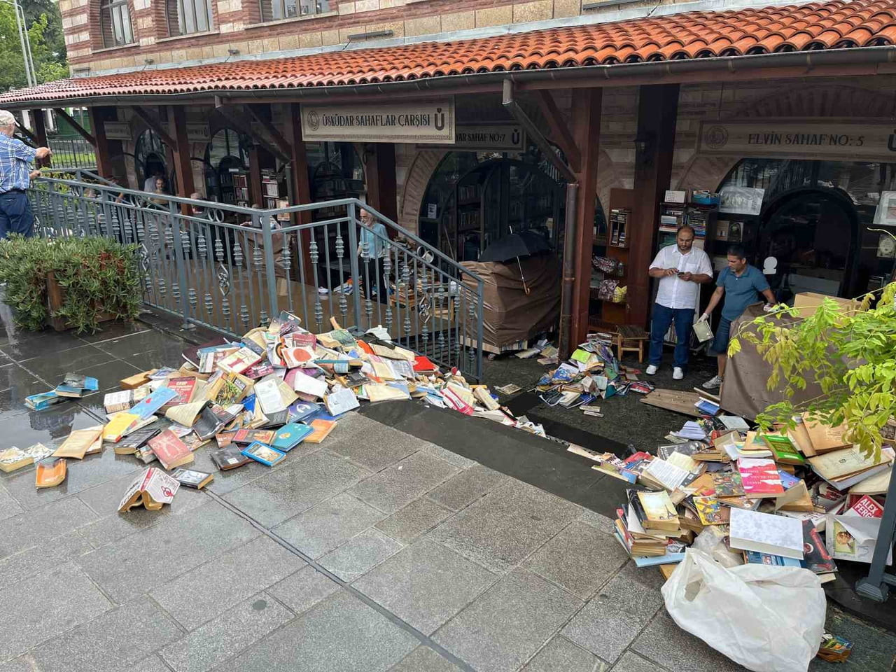 MEYDANDA BİRİKEN YAĞMUR SULARI, ÜSKÜDAR SAHAFLAR ÇARŞISI'NA DOLARKEN YÜZLERCE KİTAP KULLANILAMAZ...