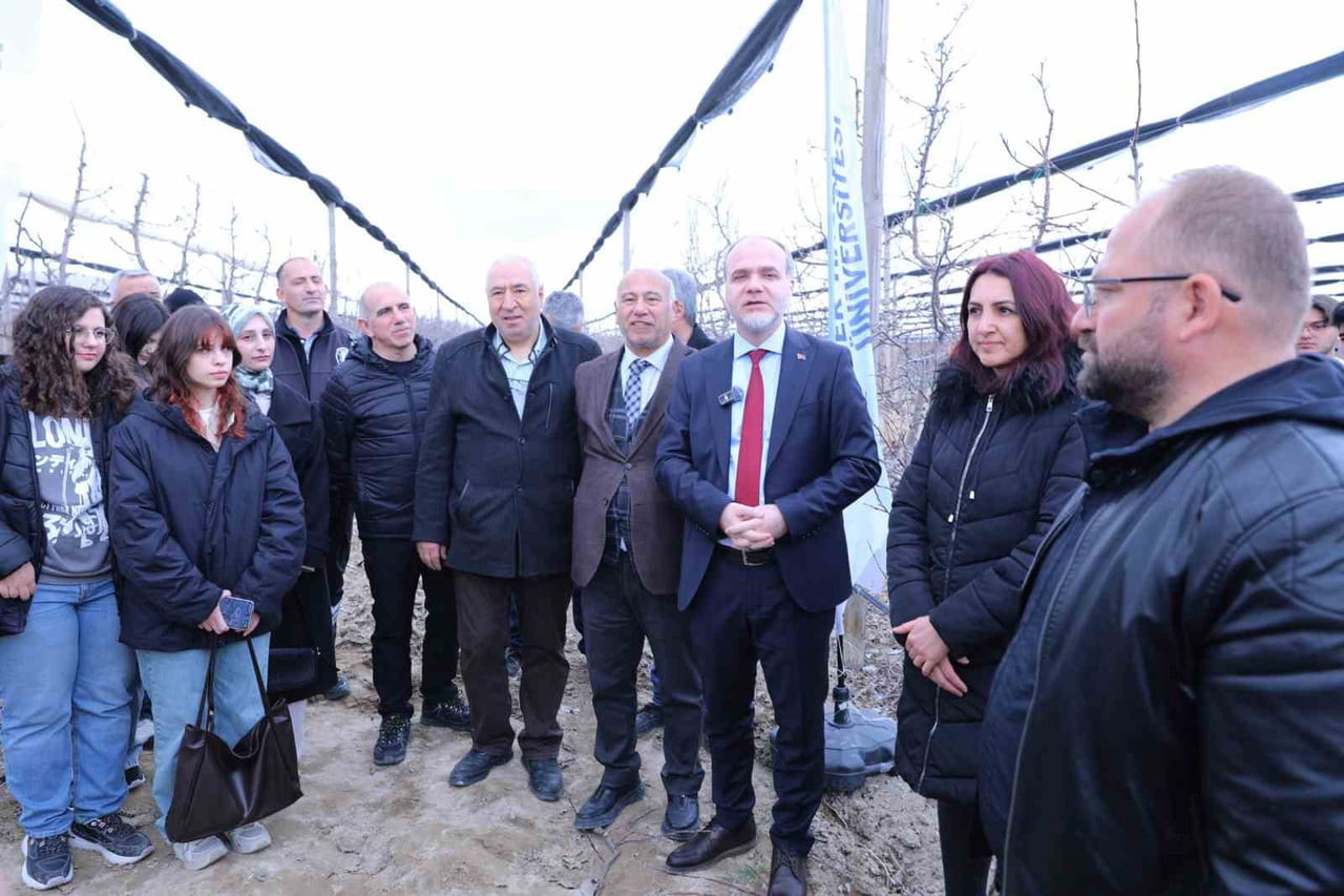 MEYVE AĞAÇLARINDA DOĞRU BUDAMA YÖNTEMLERİ NÖHÜ’DE ÖĞRETİLDİ