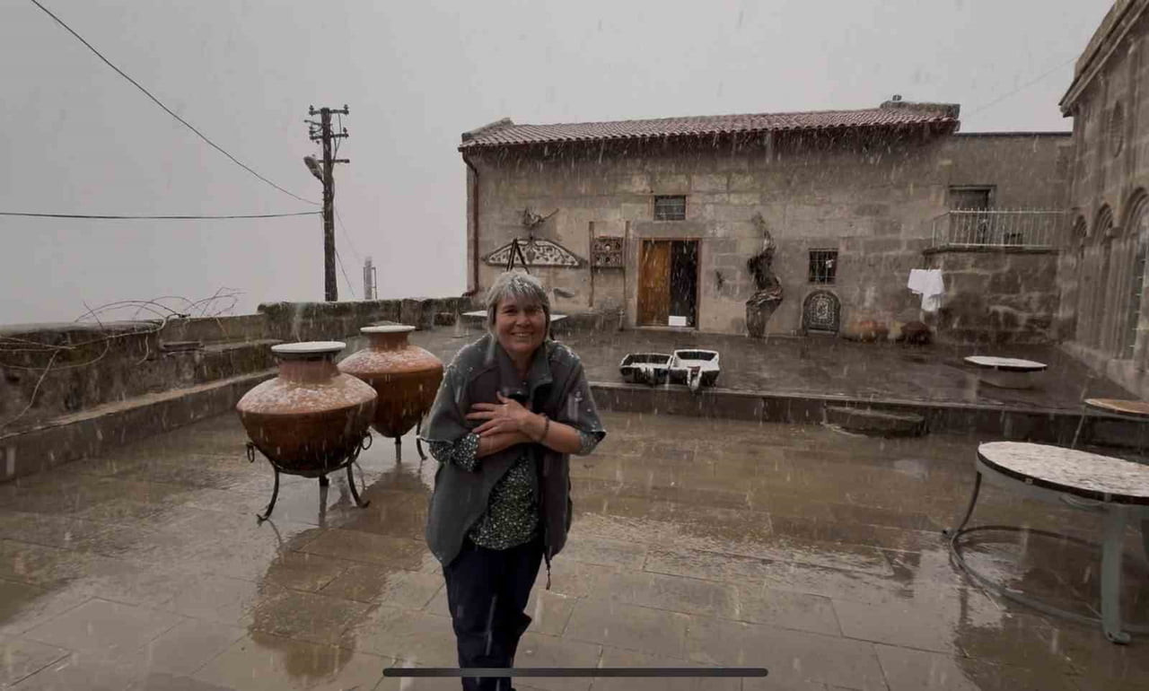 MEYVE AĞAÇLARININ ÇİÇEK AÇTIĞI AKSARAY’IN GÜZELYURT İLÇESİNDE KAR YAĞIŞI BAŞLADI.