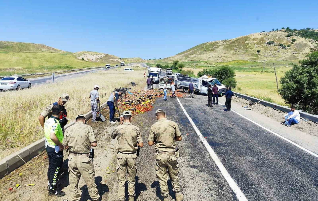 MEYVE-SEBZE TAŞIYAN KAMYONETİN SAĞ ARKA TEKERİ SEYİR HALİNDEYKEN PATLADI. SÜRÜCÜSÜNÜN DİREKSİYON...