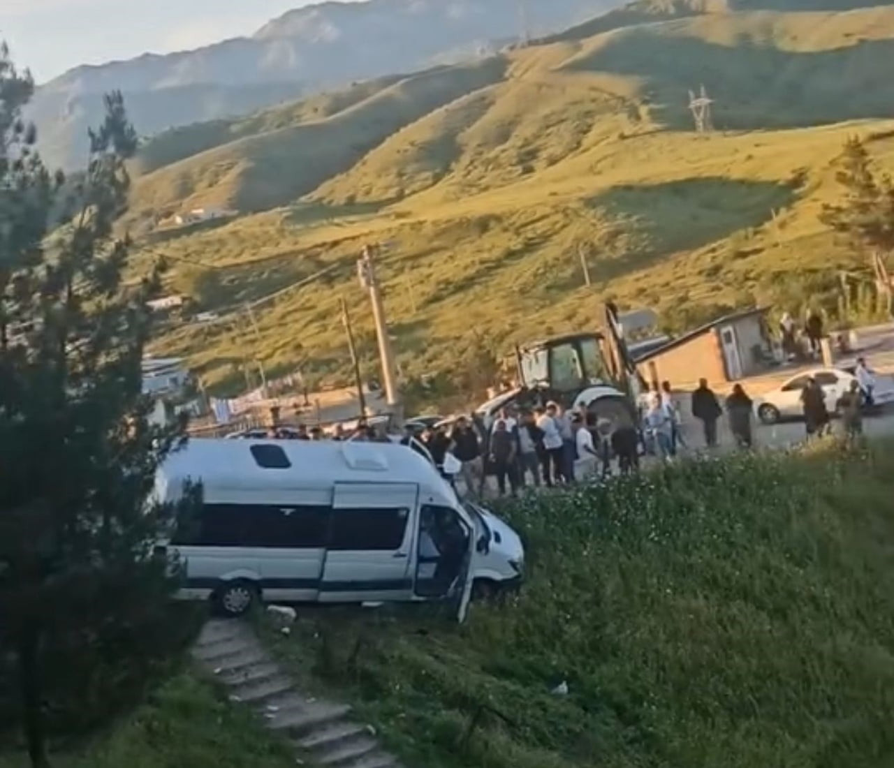 MEZARLIK ZİYARETİ DÖNÜŞÜ FACİADAN DÖNÜLDÜ FRENİ PATLAYAN MİNİBÜS ŞARAMPOLE DÜŞMEKTEN SON ANDA...