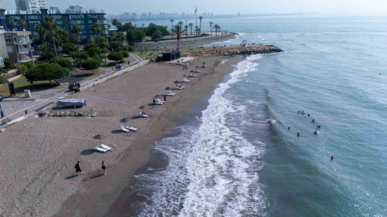 MEZİTLİ BELEDİYESİ, YAZ SEZONUNDA VATANDAŞLARIN SAHİLLERDEN DAHA KONFORLU YARARLANABİLMESİ...