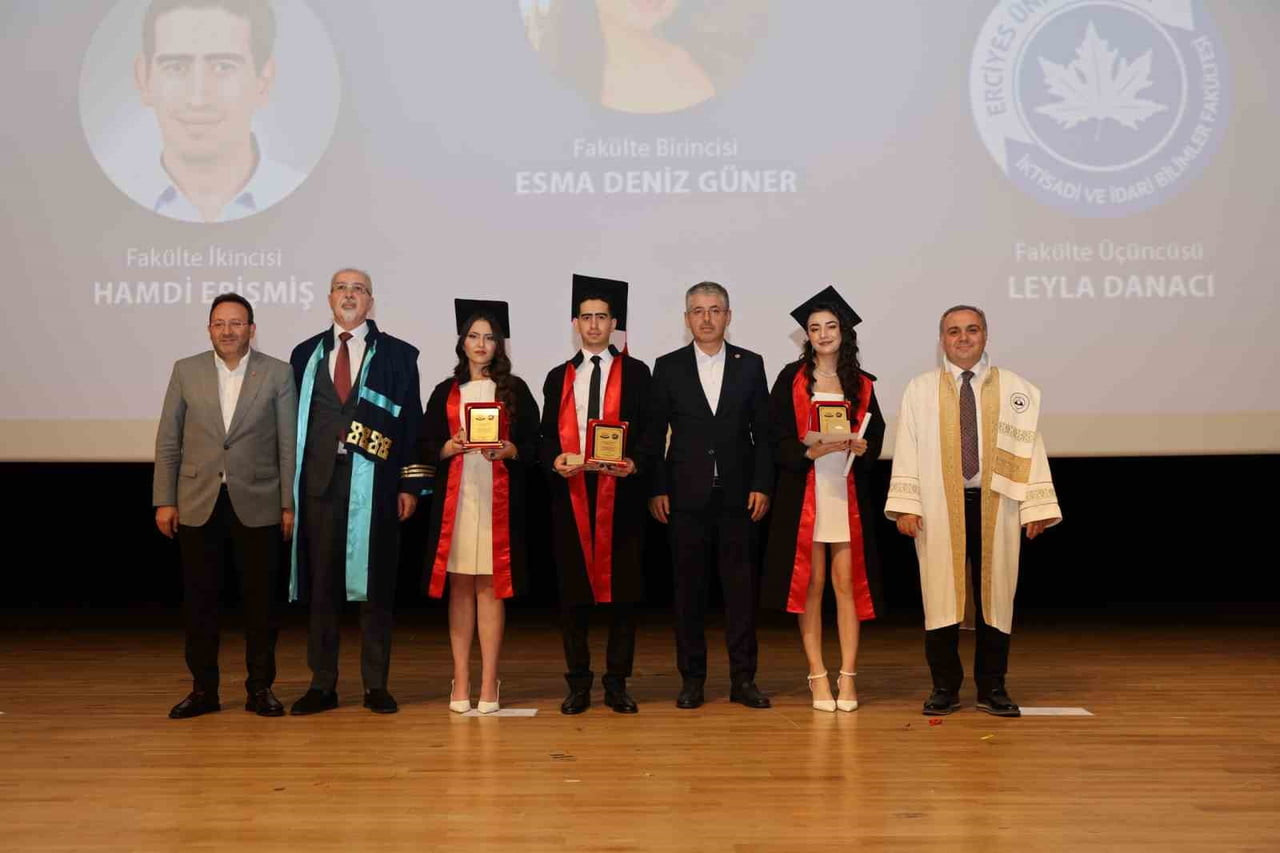 MEZUNİYET TÖRENİ ÖĞRENCİLERE DİPLOMALARININ VERİLMESİNİN ARDINDAN SON BULDU.