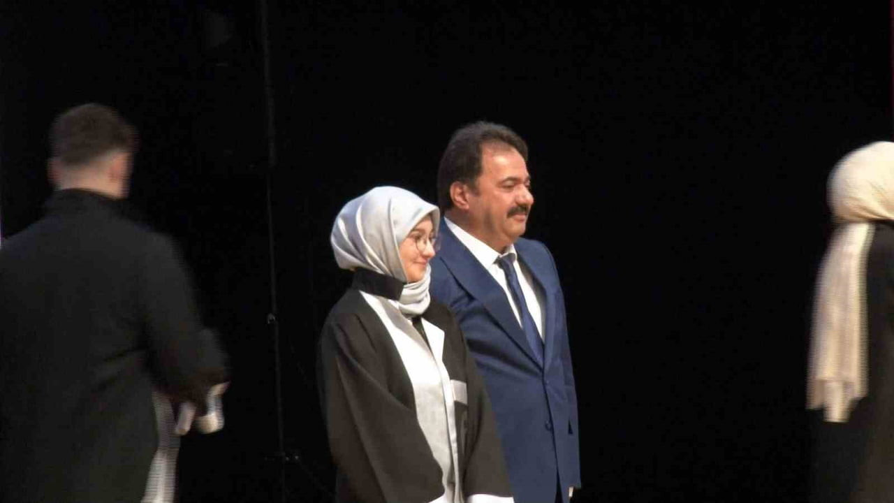 MEZUNİYET TÖRENİNDE BURSA İL EMNİYET MÜDÜRÜ KADİR GÖKÇE, MEZUN OLAN KIZINA DİPLOMASINI KENDİSİ...
