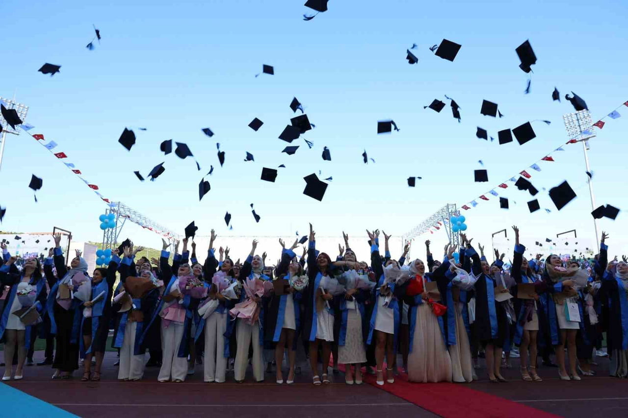 MEZUNİYET TÖRENİNİN SON BÖLÜMÜNDEYSE, DÜZCE ÜNİVERSİTESİ ÖĞRENCİLERİNİN MEZUNİYETLERİNİN EN...