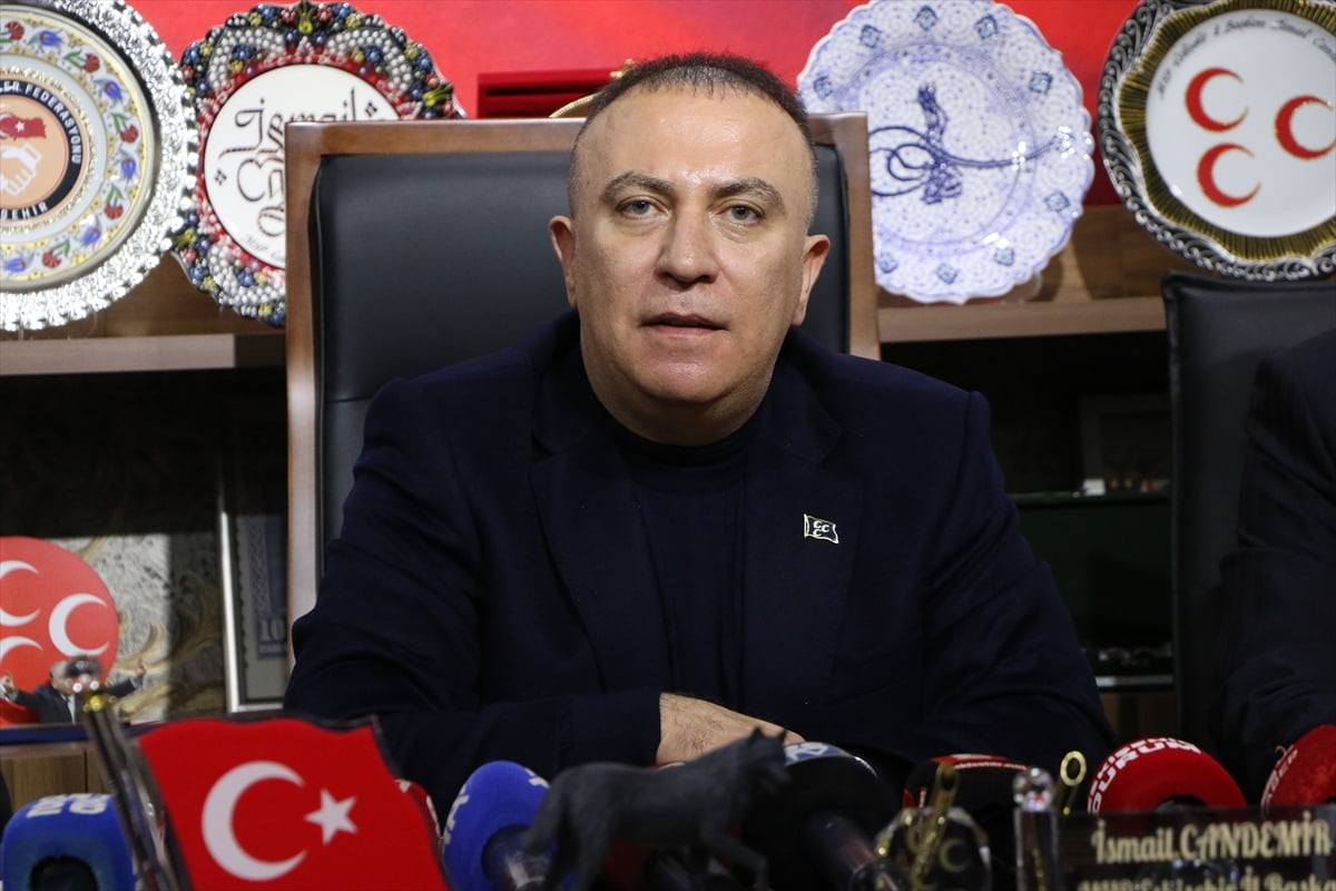 MHP Genel Başkan Yardımcısı İzzet Ulvi Yönter, MHP Eskişehir İl Başkanlığı'nda düzenlenen basın...