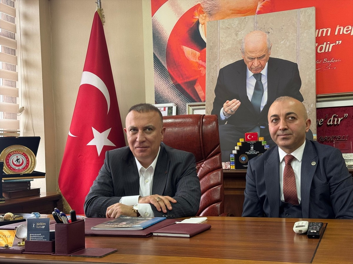 MHP Genel Başkan Yardımcısı İzzet Ulvi Yönter (solda), partisinin Sultanbeyli İlçe Başkanlığı'nı...