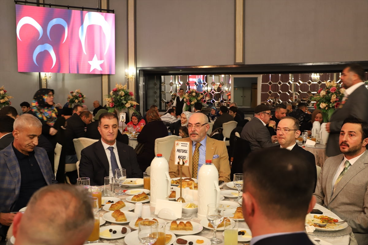 MHP Genel Başkan Yardımcısı Mevlüt Karakaya (ortada), partisinin Gölbaşı İlçe Başkanlığınca bir...