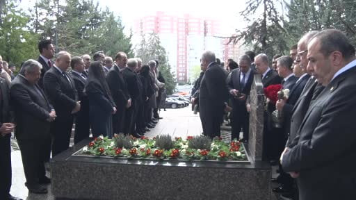 MHP Genel Başkanı Bahçeli, Alparslan Türkeş'in kabrini ziyaret etti