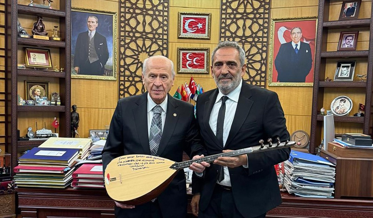 MHP Genel Başkanı Devlet Bahçeli, sanatçı Yavuz Bingöl'ü makamında misafir etti. Bingöl ziyarette...