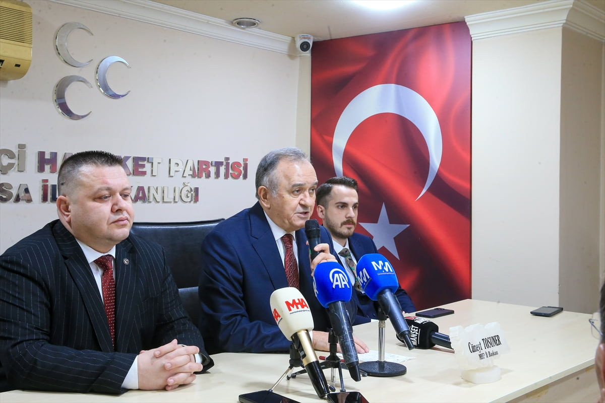 MHP Grup Başkanvekili Erkan Akçay, MHP Manisa İl Başkanlığı'nda düzenlenen programda partililerle...