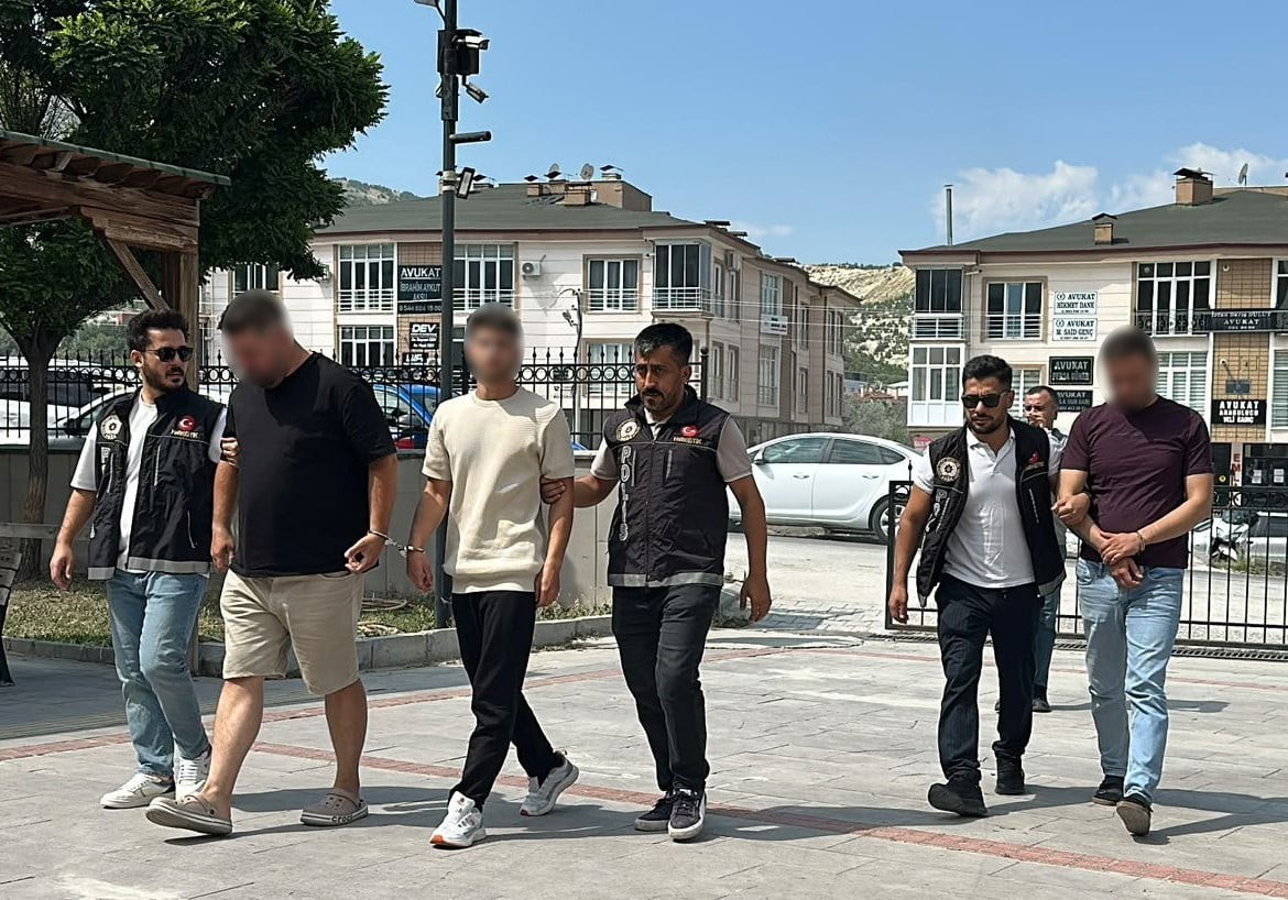 M.İ. (SİYAHLI), R.Ş. (SARILI), E.A. (MORLU)