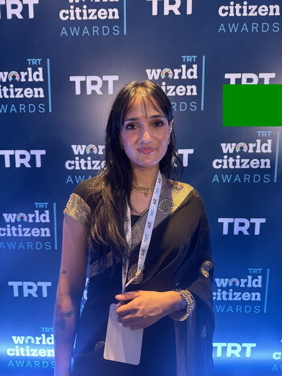 Microsoft'un 50. yıl dönümü etkinliğinde şirket yöneticilerinin sahnede olduğu sırada kurumun...