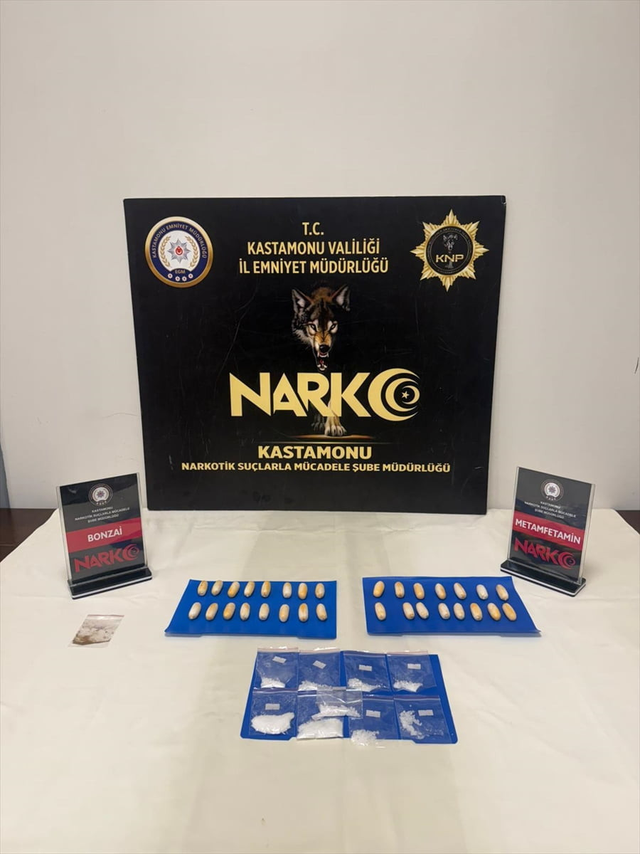 Midesine sakladığı uyuşturucuyu Türkiye'ye sokan şüpheli ile bu kişiye yardım eden 4 zanlı...