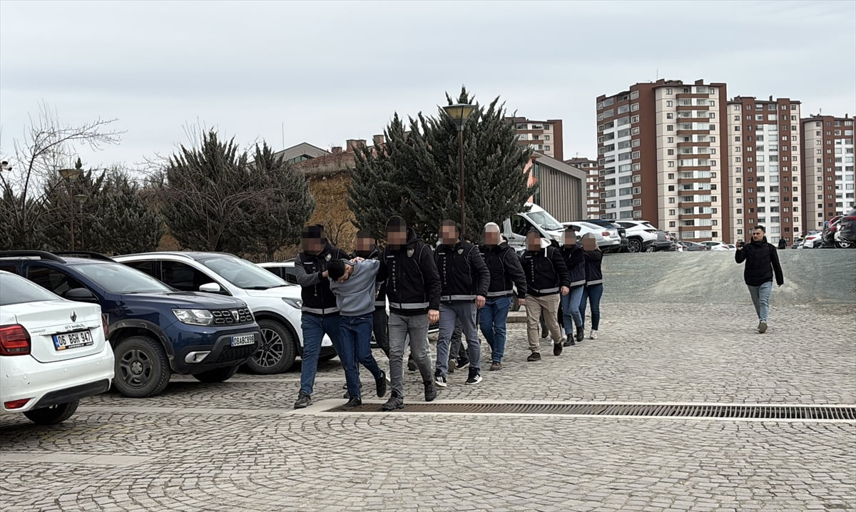 Midesine sakladığı uyuşturucuyu Türkiye'ye sokan şüpheli ile bu kişiye yardım eden 5 zanlı...