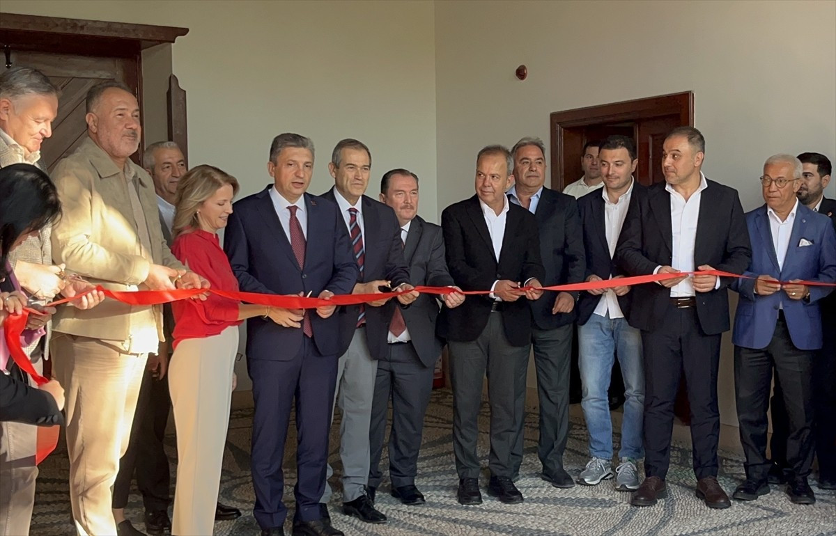 Mikro minyatür sanatçısı Necati Korkmaz tarafından yapılan ve sadece mikroskopla görülebilen...