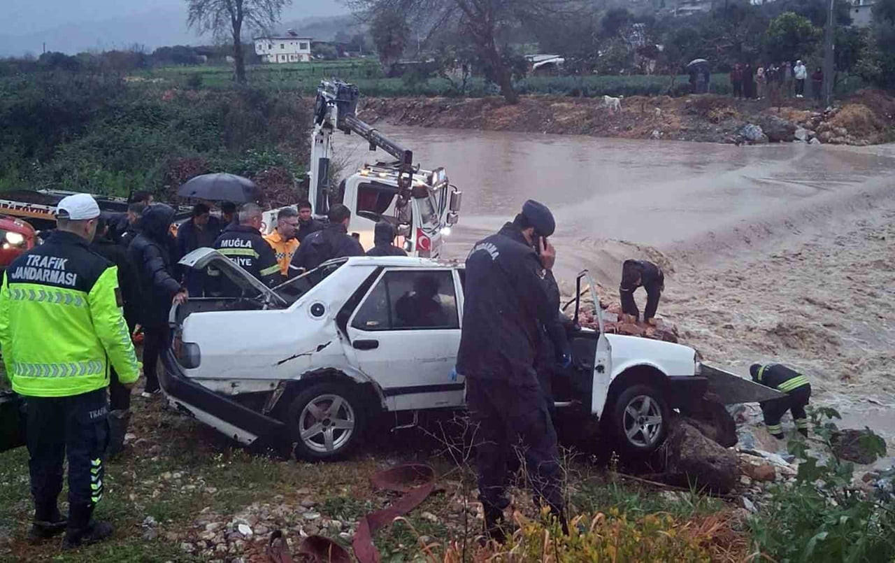 MİLAS’TA DEREYE DÜŞEN ARAÇTA BİR KİŞİ ÖLDÜ