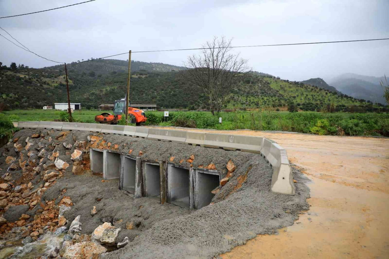 MİLAS’TA ÜÇ MAHALLEYİ BİRBİRİNE BAĞLAYAN VE YOĞUN YAĞIŞ NEDENİYLE HASAR GÖREN KÖPRÜ MUĞLA...