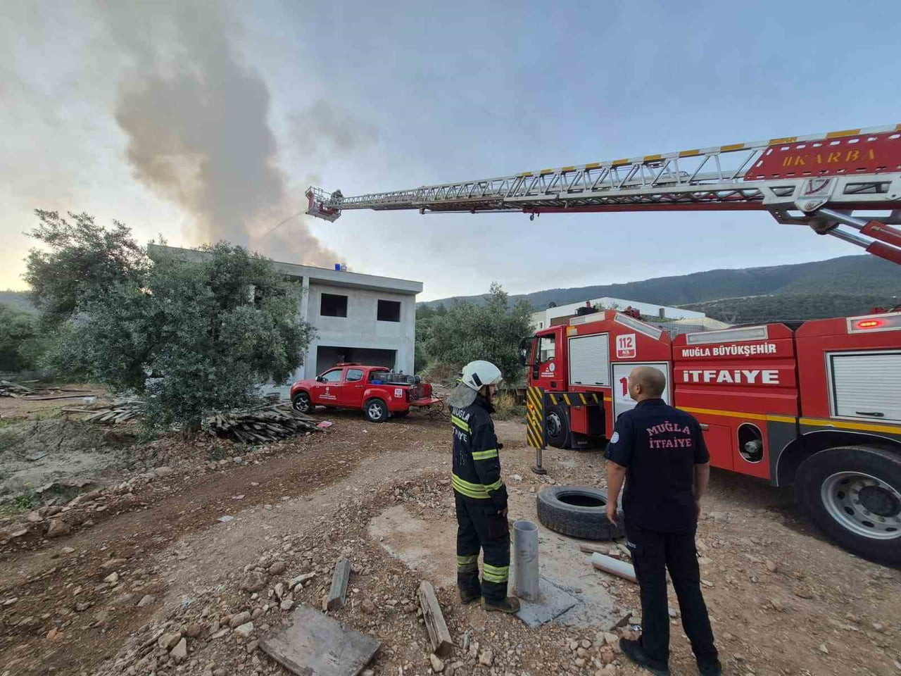 MİLAS’TAKİ ÇATI YANGINI SÖNDÜRÜLDÜ