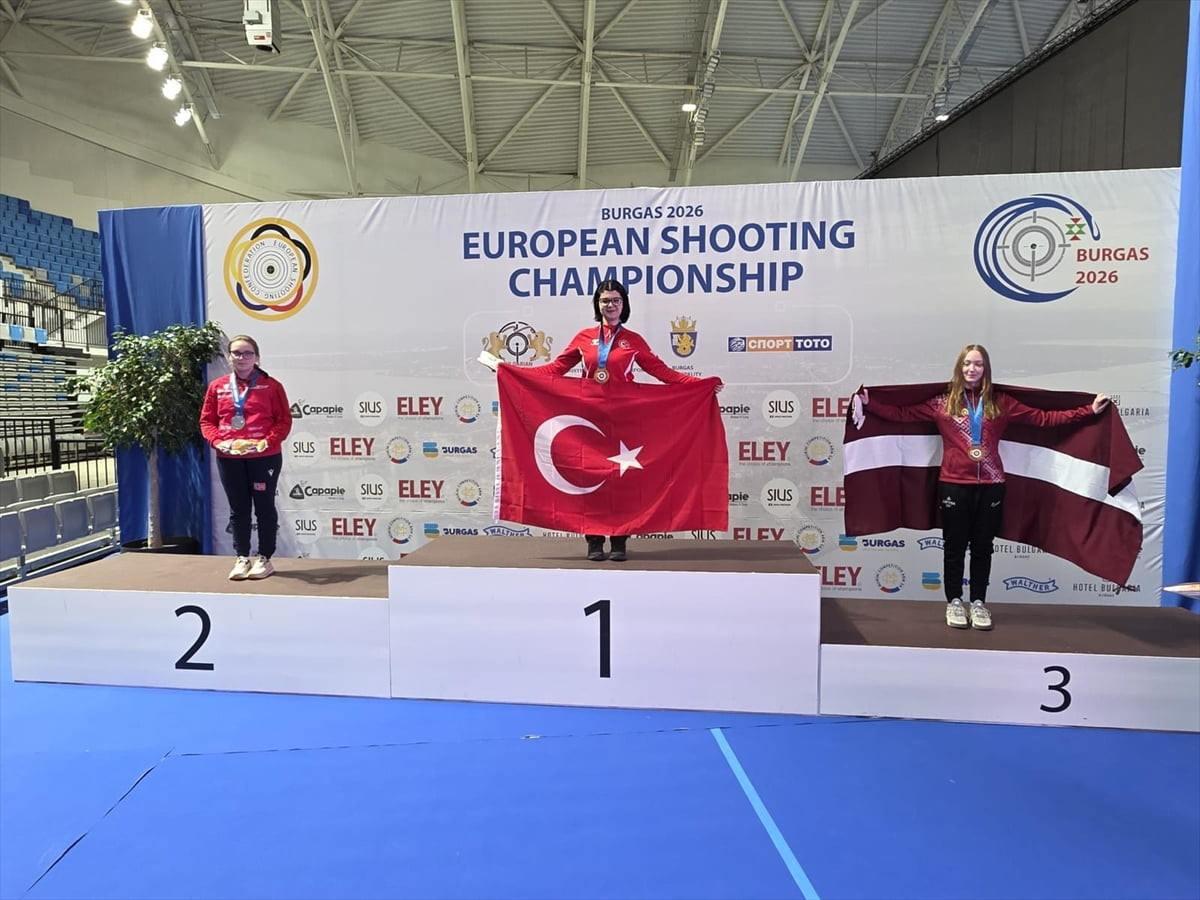 Milli atıcı Elif Berfin Altun, Bulgaristan'da düzenlenen Gençler Avrupa Havalı Silahlar...