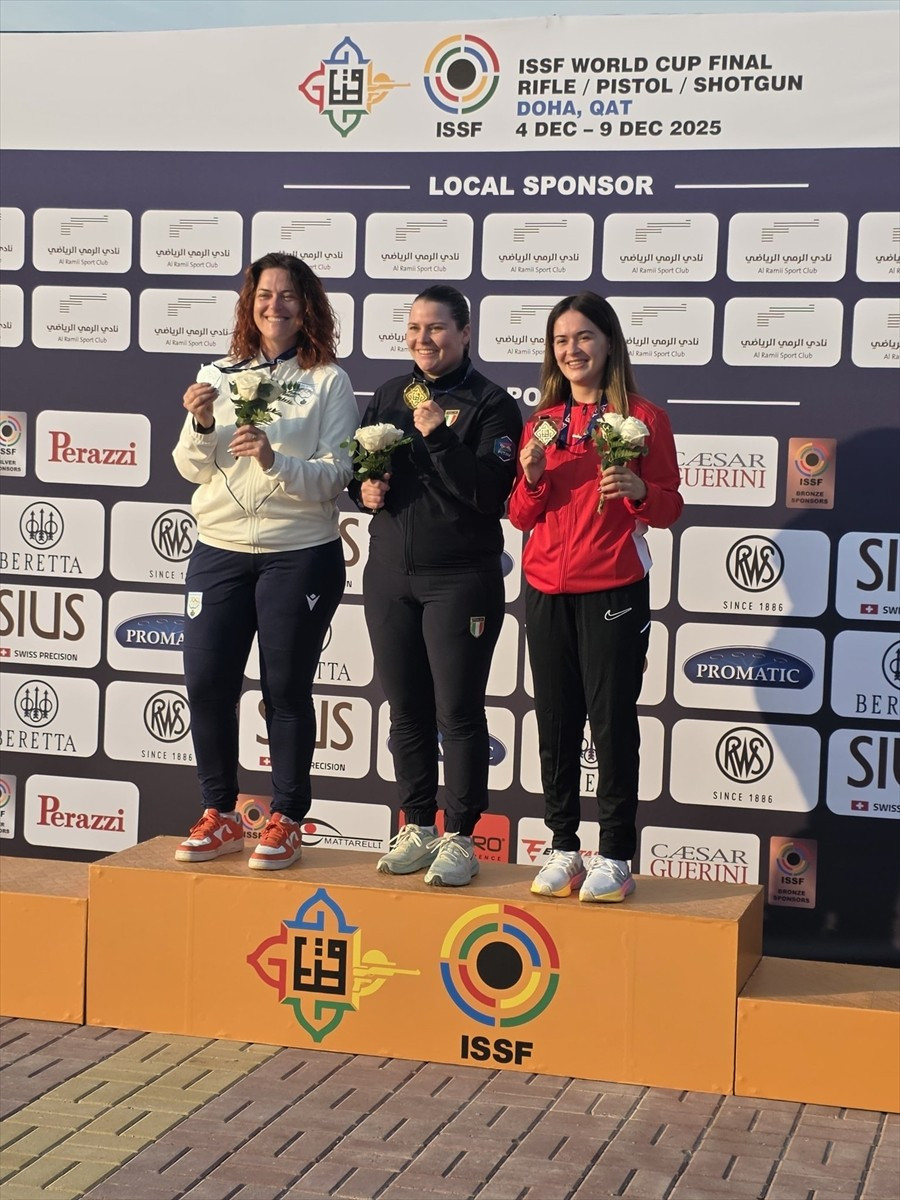 Milli atıcı Rümeysa Pelin Kaya (sağda), Tüm Dallar Dünya Kupası'nın Katar'da düzenlenen final...