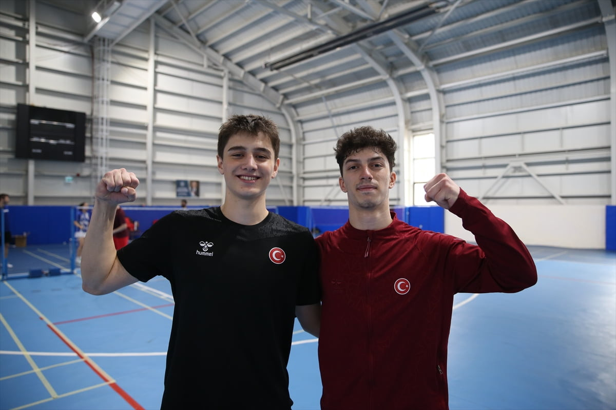 Milli badmintoncu Mert Seven (solda) ve Gökay Göl (sağda), Avrupa Erkekler Takım Badminton...
