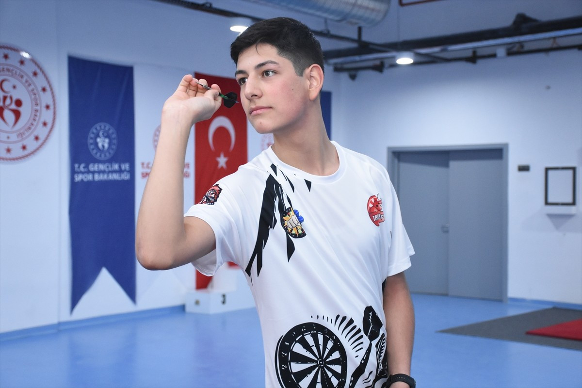 Milli dartçı Enes Malik Akgöz, Avrupa ve dünya şampiyonalarında elde ettiği başarıları üst...