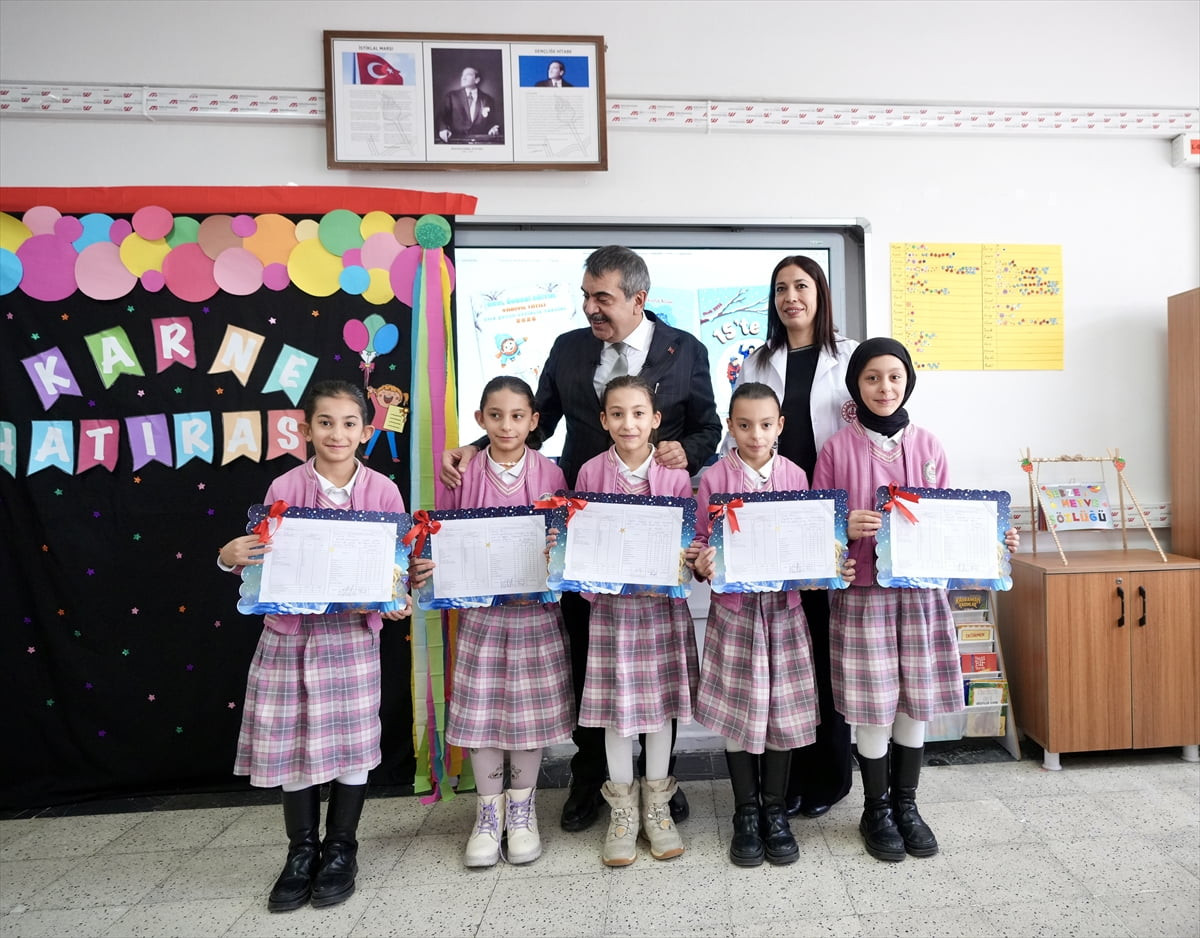 Milli Eğitim Bakanı Yusuf Tekin, Ağrı'da düzenlenen karne dağıtım törenine katıldı. İbrahim Çeçen...