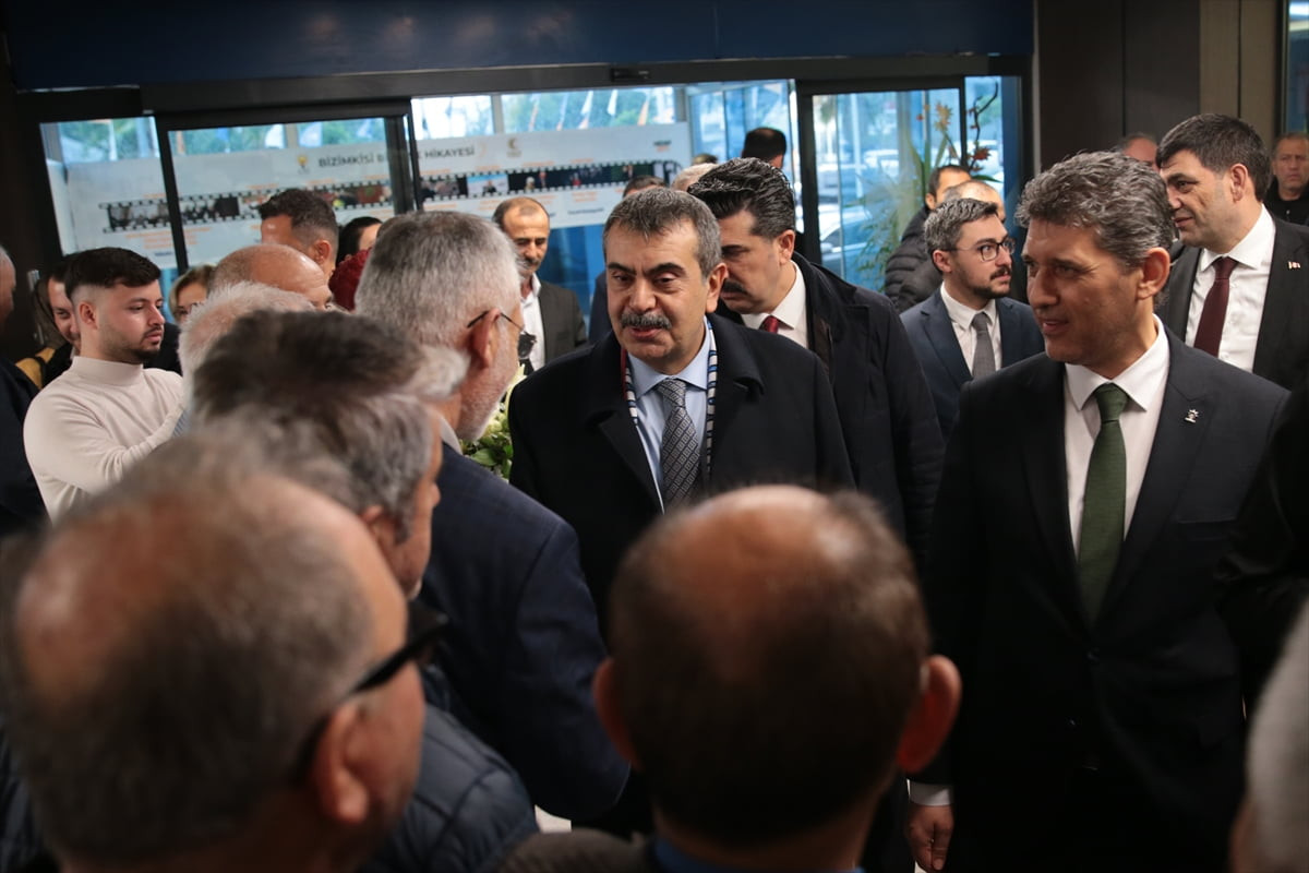 Milli Eğitim Bakanı Yusuf Tekin, AK Parti Antalya İl Başkanlığını ziyaret ederek, partililerle bir...