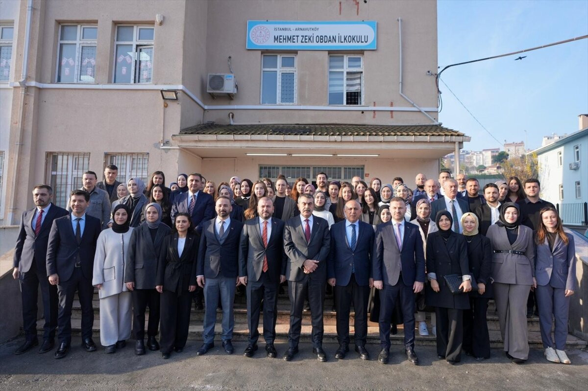 Milli Eğitim Bakanı Yusuf Tekin, Arnavutköy'de Mehmet Zeki Obdan İlkokulunda öğretmenlerle bir...