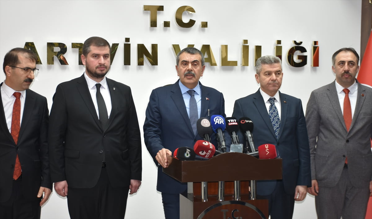 Milli Eğitim Bakanı Yusuf Tekin, Artvin Valiliğini ziyaret etti. Valilik sonunda düzenlenen İl...
