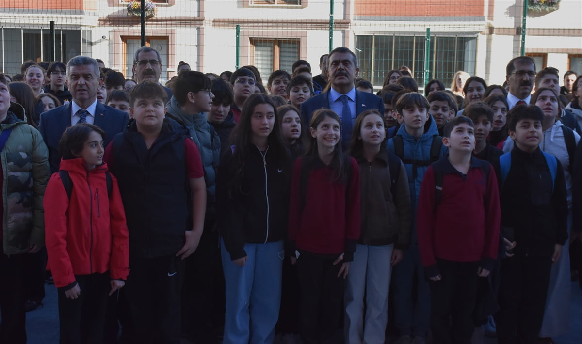 Milli Eğitim Bakanı Yusuf Tekin, Artvin'de öğrencilerle bir araya geldi. Gazi Ortaokulu'nu ziyaret...