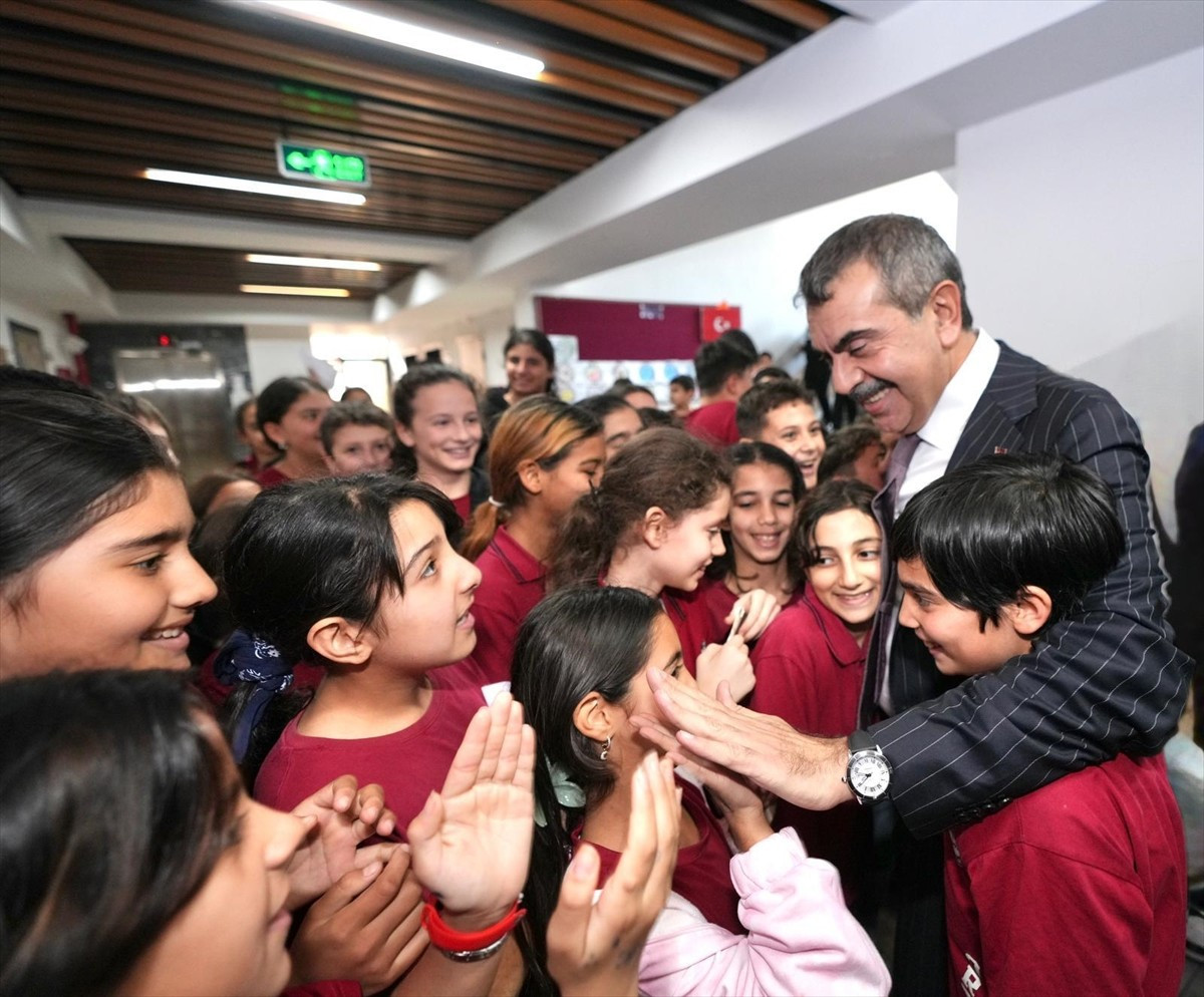 Milli Eğitim Bakanı Yusuf Tekin, Bursa ve Balıkesir'de iki ortaokulu ziyaret ederek, ara tatile...
