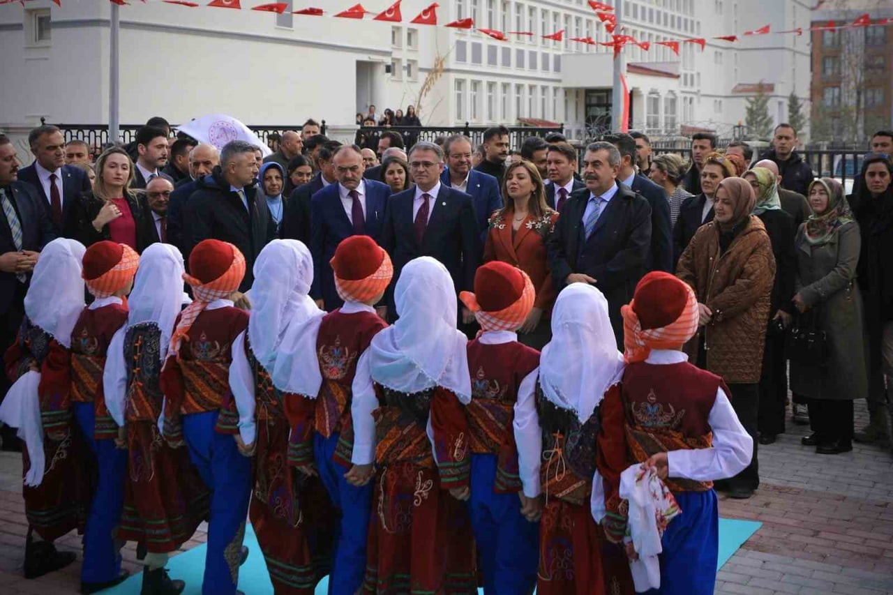 MİLLİ EĞİTİM BAKANI YUSUF TEKİN; DURDUKLARI VE BAKTIKLARI YERDEN ANA FELSEFELERİNDE BÜTÜN...