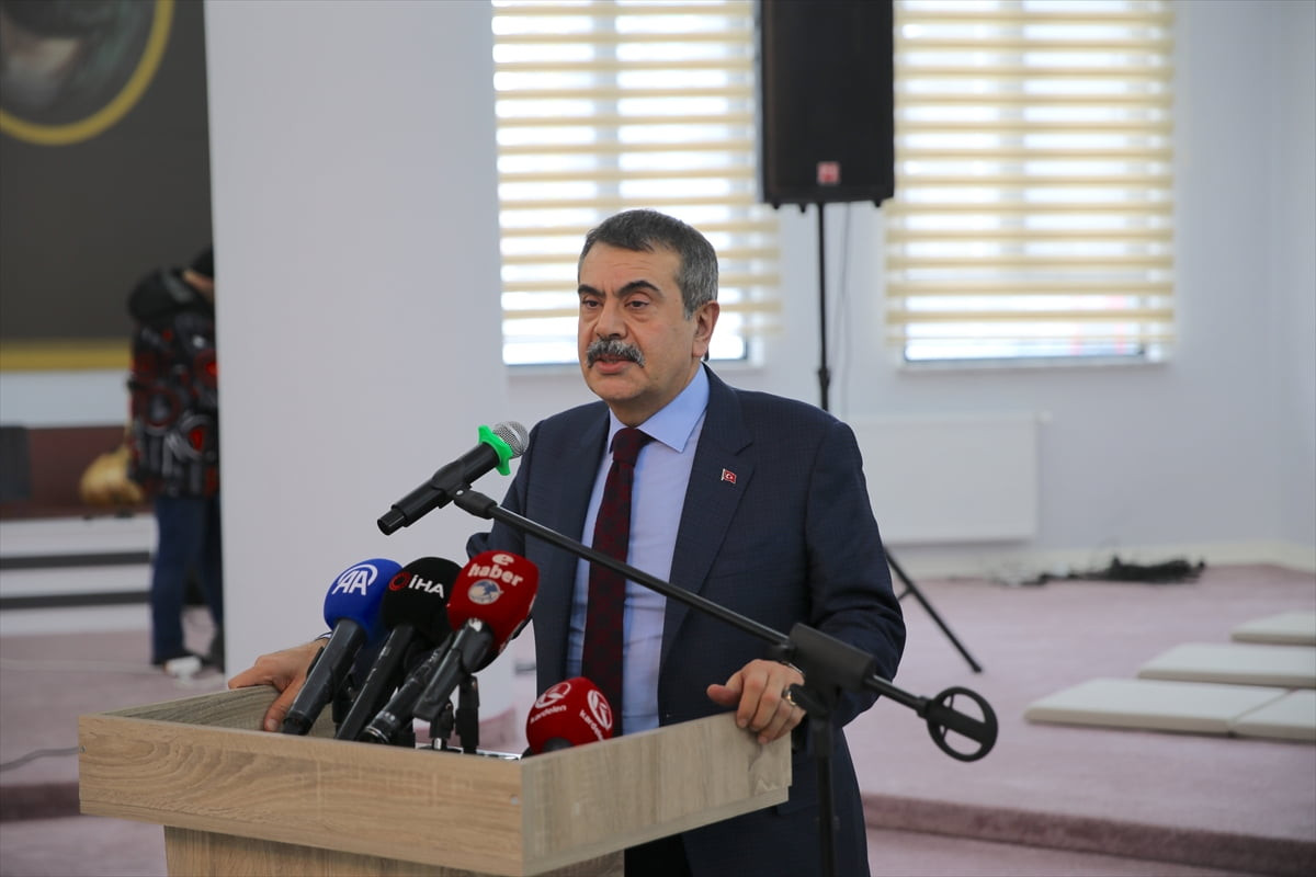 Milli Eğitim Bakanı Yusuf Tekin, Erzurum'da Hz. İmam Hüseyin Erzurum Cemevi'ni ziyaret etti. Bakan...