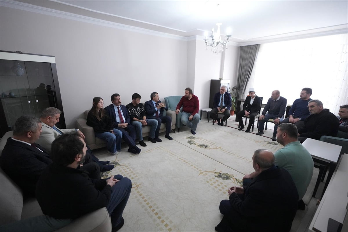 Milli Eğitim Bakanı Yusuf Tekin, Erzurum'da Palandöken ilçesinde 30 Ocak'ta evinin camını silerken...