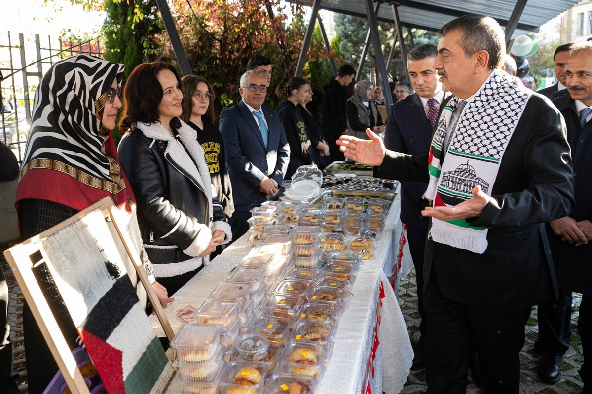 Milli Eğitim Bakanı Yusuf Tekin, Etimesgut'taki Cezeri Yeşil Teknoloji Mesleki ve Teknik Anadolu...