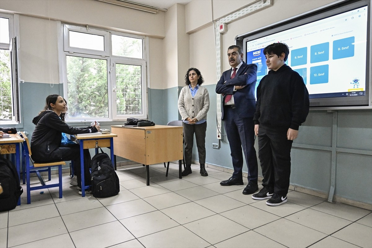 Milli Eğitim Bakanı Yusuf Tekin, Kadıköy Hakkı Değer Ortaokulu'nu ziyaret etti. Kadıköy Hakkı...