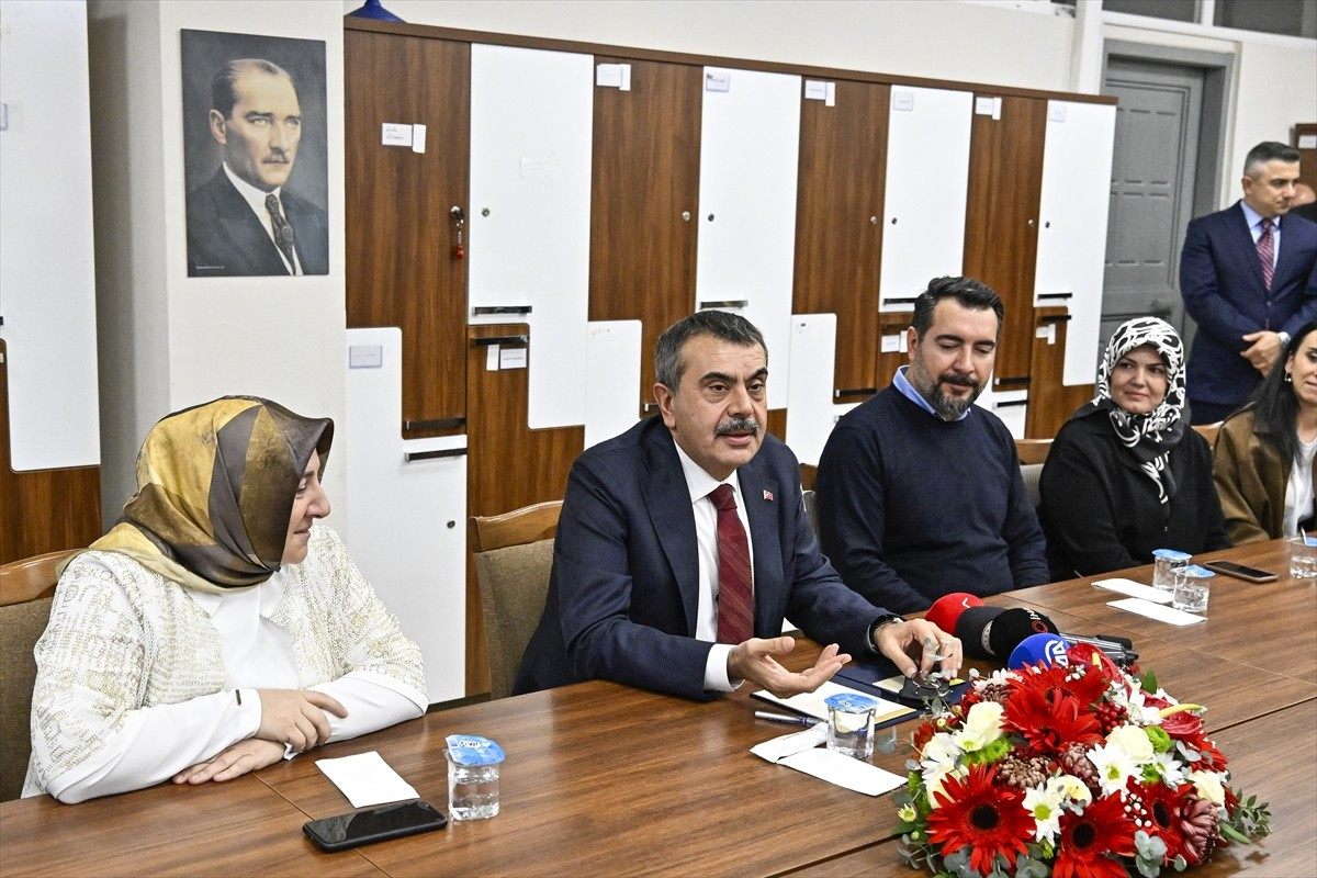 Milli Eğitim Bakanı Yusuf Tekin, Kadıköy Mesleki ve Teknik Anadolu Lisesi'ni ziyaret ederek...
