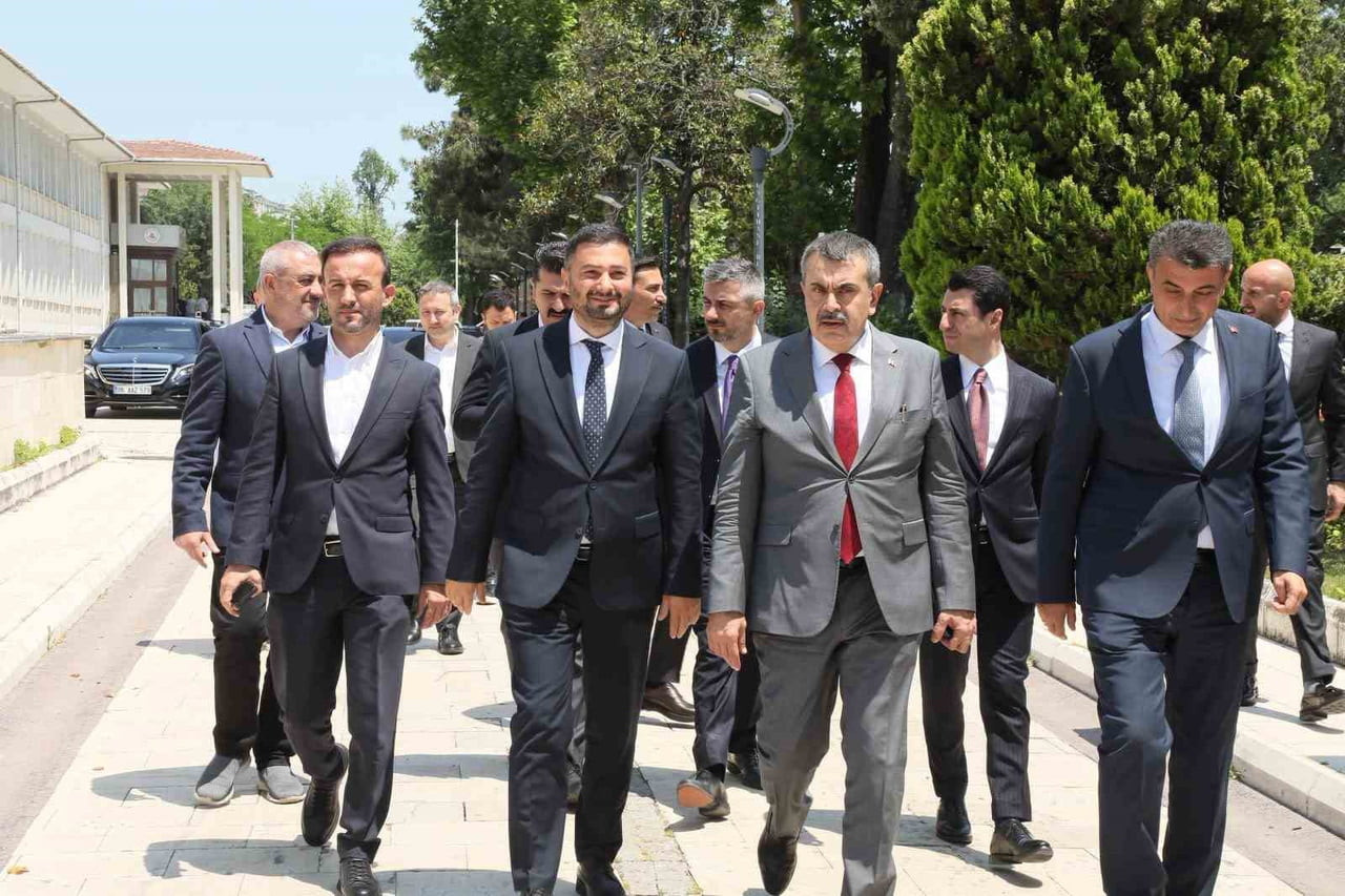 MİLLİ EĞİTİM BAKANI YUSUF TEKİN, KÂĞITHANE BELEDİYESİ’Nİ ZİYARET EDEREK BELEDİYE BAŞKANI MEVLÜT...